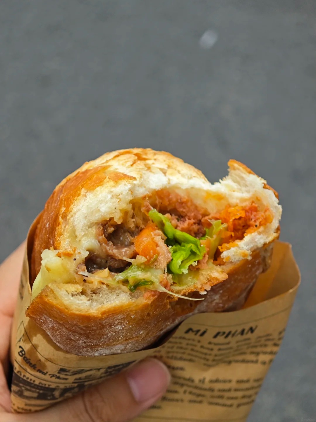 Món bánh mì nướng khiến khách nước ngoài mê mệt: Giá chỉ hơn 40k, xếp hàng tới số 60 vẫn kiên nhẫn chờ - Ảnh 9