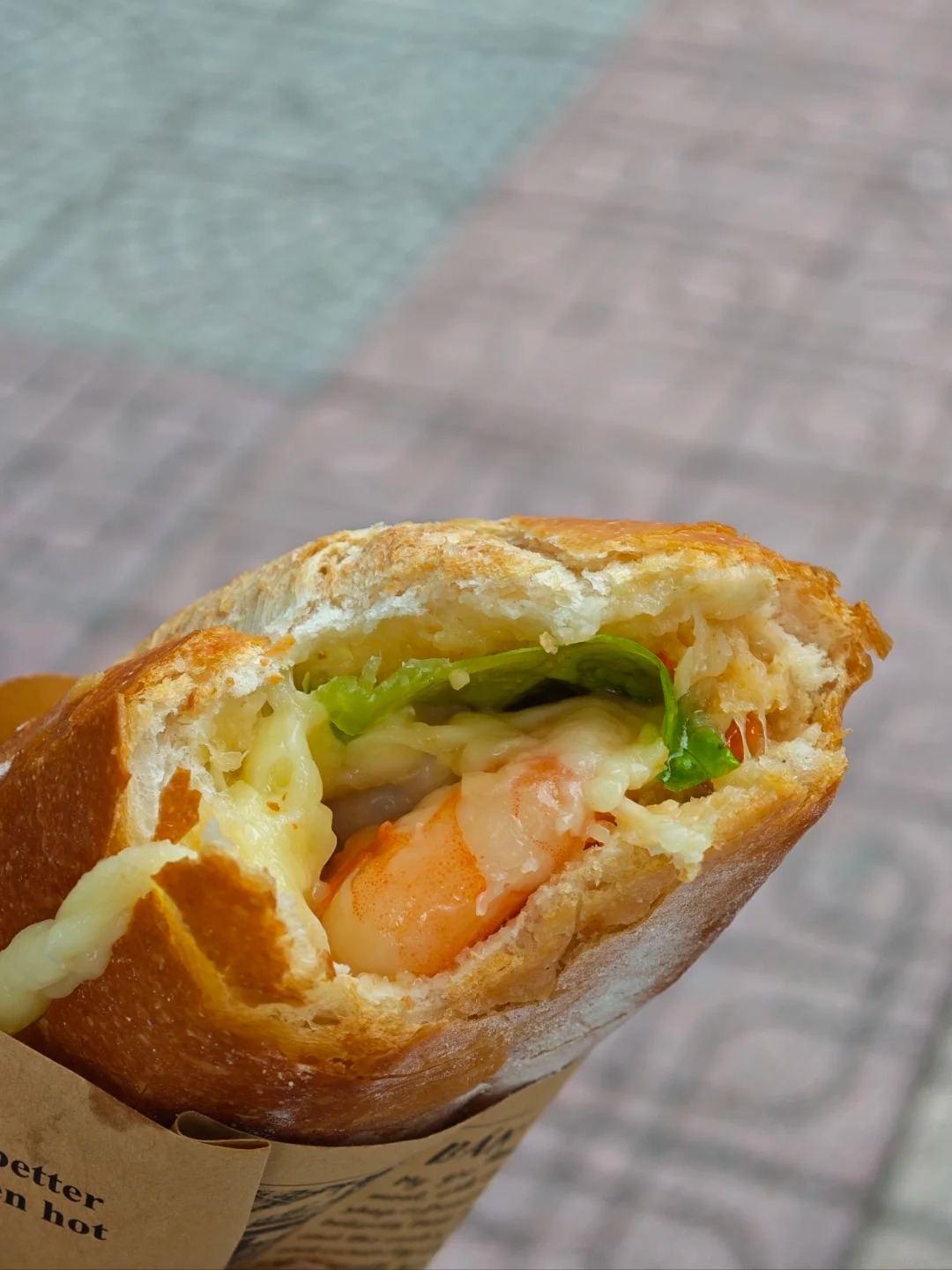 Món bánh mì nướng khiến khách nước ngoài mê mệt: Giá chỉ hơn 40k, xếp hàng tới số 60 vẫn kiên nhẫn chờ - Ảnh 10