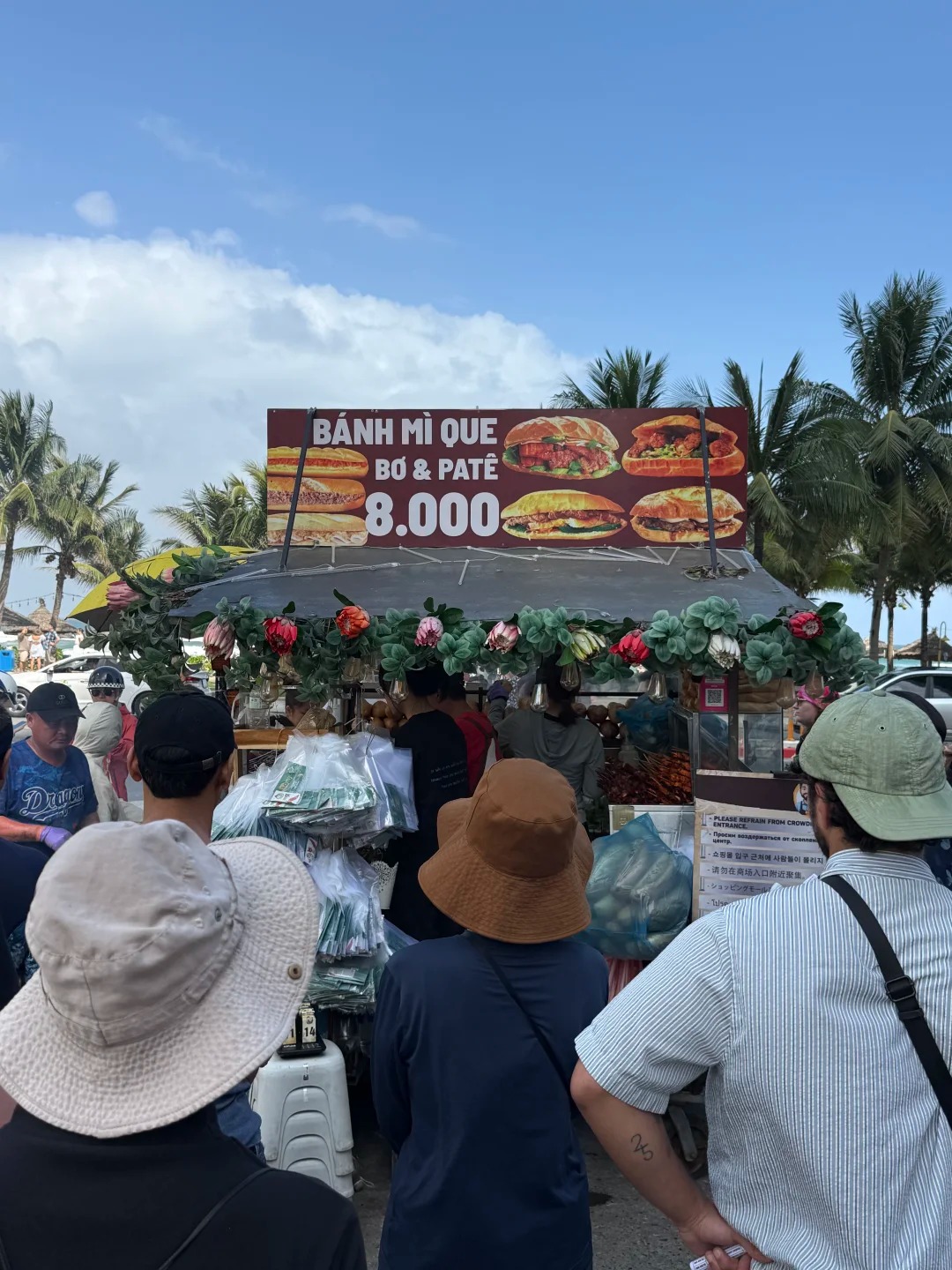 Món bánh mì nướng khiến khách nước ngoài mê mệt: Giá chỉ hơn 40k, xếp hàng tới số 60 vẫn kiên nhẫn chờ - Ảnh 1
