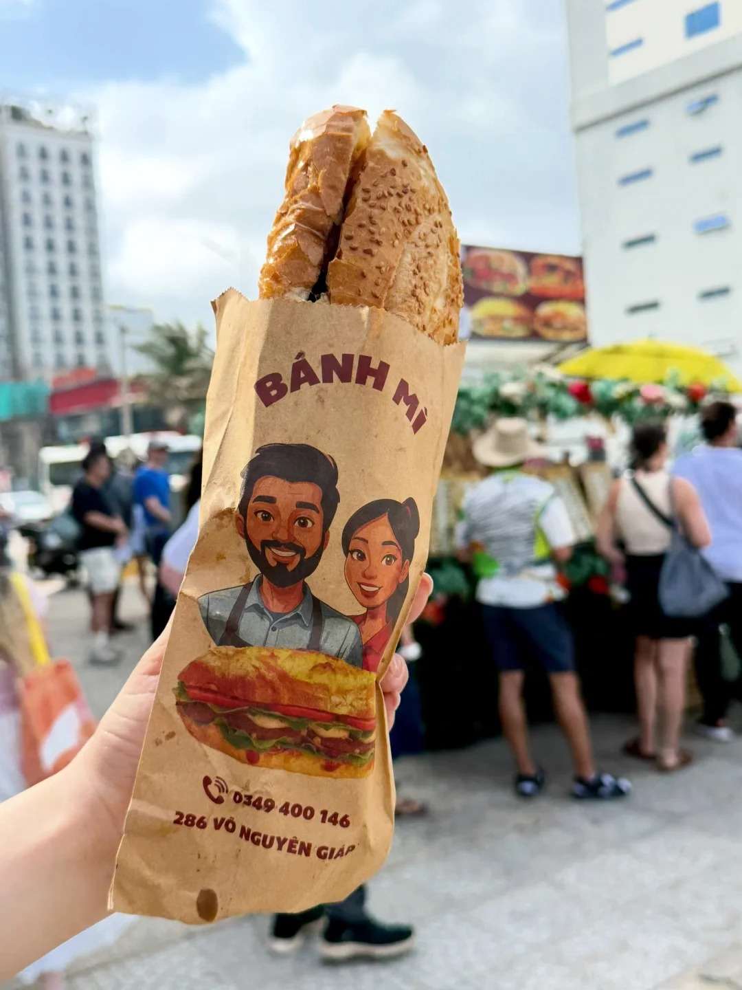 Món bánh mì nướng khiến khách nước ngoài mê mệt: Giá chỉ hơn 40k, xếp hàng tới số 60 vẫn kiên nhẫn chờ - Ảnh 5