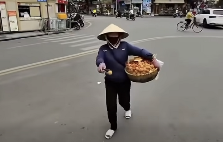 Xác minh người bán rong 'chặt chém' khách Tây 430.000 đồng 10 chiếc bánh rán - Ảnh 1