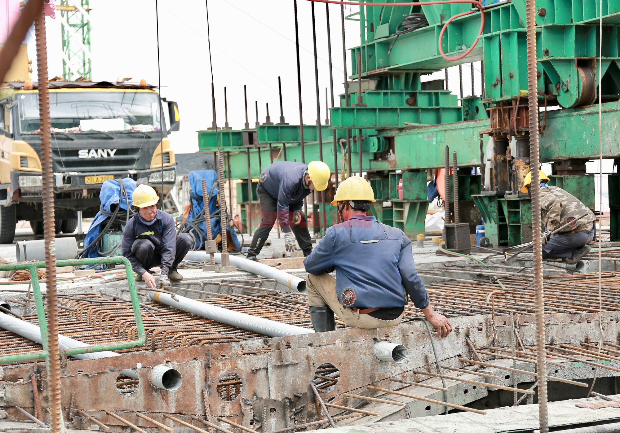 Cận cảnh cầu Phước An trước ngày hợp long - Ảnh 2