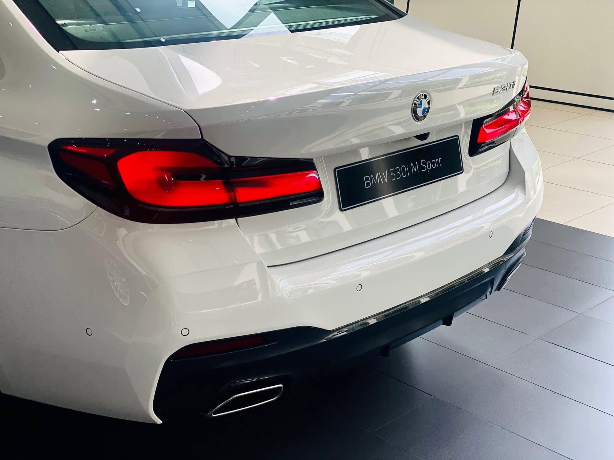 BMW 5 Series dọn kho giảm giá mạnh tại đại lý: Bản 'full' dưới 2 tỷ đồng, rẻ hơn ban đầu 1,3 tỷ nhưng phải đánh đổi một đời - Ảnh 5