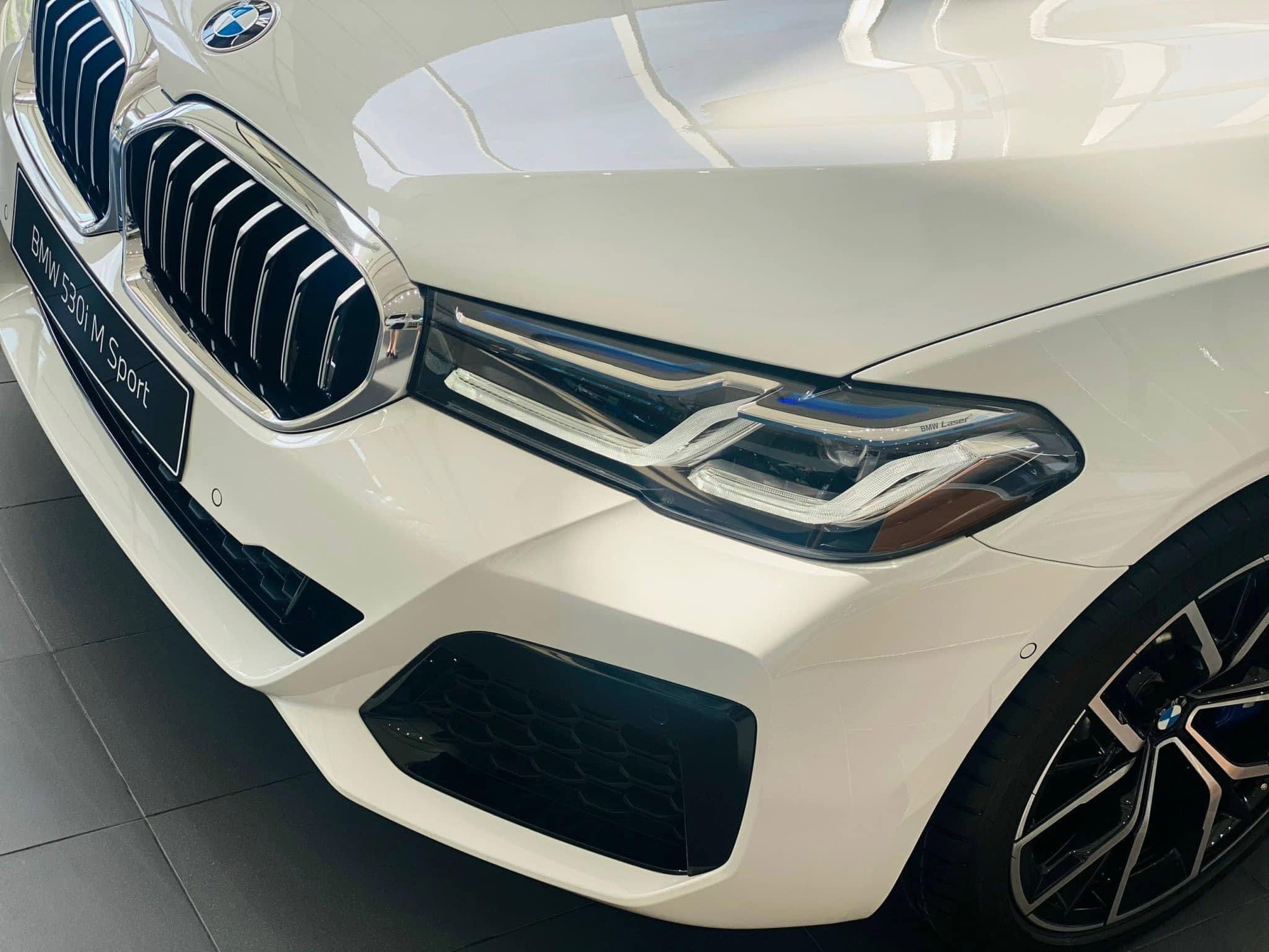 BMW 5 Series dọn kho giảm giá mạnh tại đại lý: Bản 'full' dưới 2 tỷ đồng, rẻ hơn ban đầu 1,3 tỷ nhưng phải đánh đổi một đời - Ảnh 4