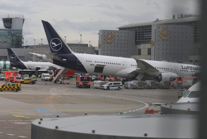 Máy bay Boeing 787 của Lufthansa sập càng đáp tại sân bay, nhiều người bị thương - Ảnh 1