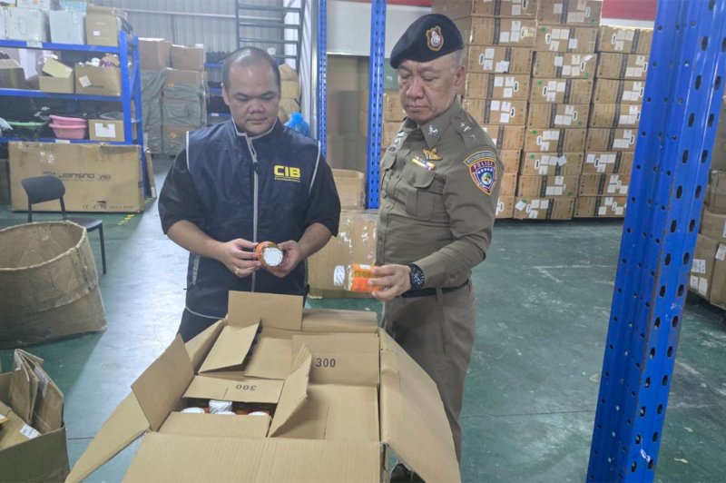 Đột kích một nhà kho, công an triệt phá đường dây buôn bán thực phẩm chức năng giả, tịch thu hơn 15.000 sản phẩm nhập lậu - Ảnh 2