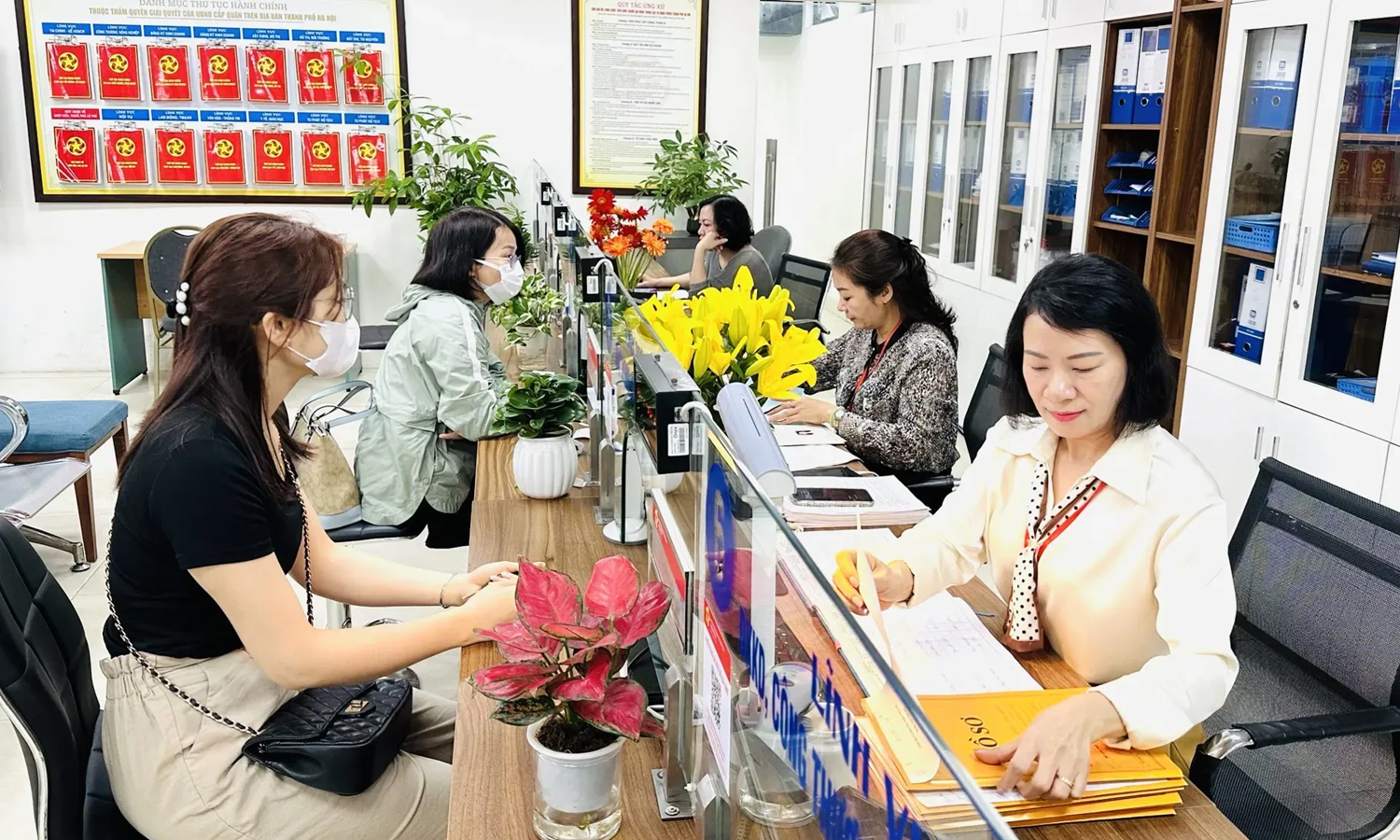 Chính phủ yêu cầu trả lương, thu nhập cán bộ theo kết quả đánh giá bằng KPI - Ảnh 1