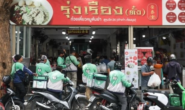 Một quốc gia ĐNÁ tài trợ 60% chi phí mua 3.000 mặt hàng thiết yếu cho người dân: Canh bạc 3,7 tỷ USD kích cầu lớn nhất lịch sử - Ảnh 1