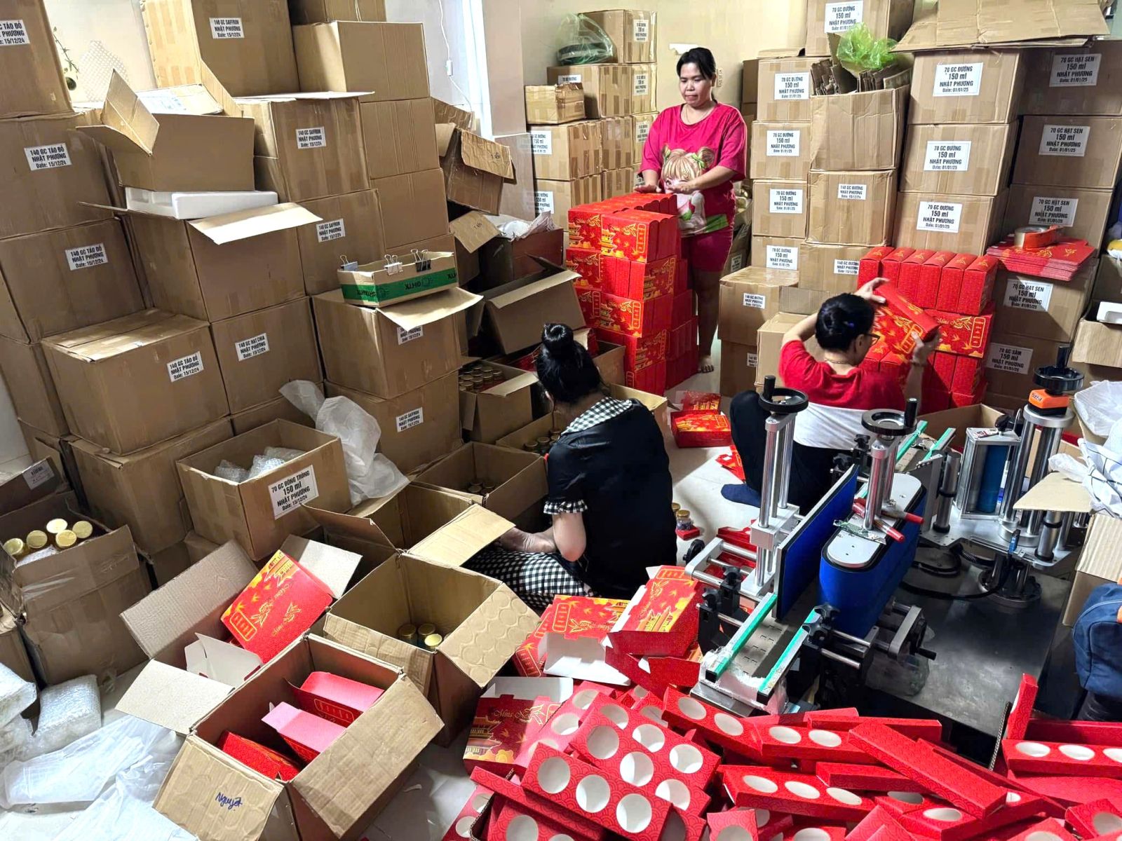 Cận cảnh kho hàng hơn 15 tấn của kiều nữ Vũ Thùy Trang bị khám xét khẩn cấp - Ảnh 3