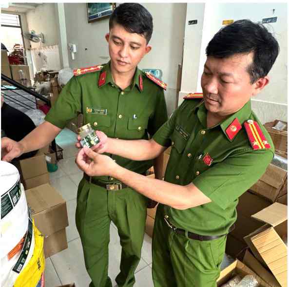 Cận cảnh kho hàng hơn 15 tấn của kiều nữ Vũ Thùy Trang bị khám xét khẩn cấp - Ảnh 6