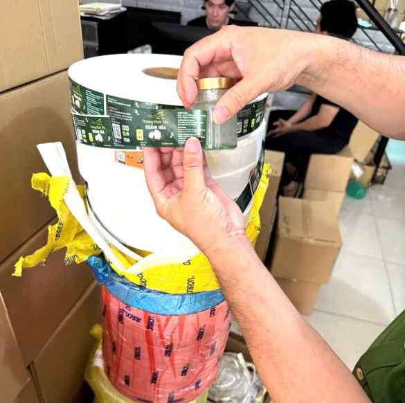 Cận cảnh kho hàng hơn 15 tấn của kiều nữ Vũ Thùy Trang bị khám xét khẩn cấp - Ảnh 5