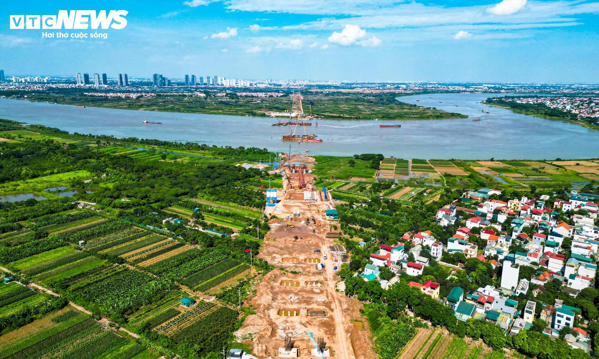 Toàn cảnh công trường cầu dây văng gần 12.000 tỷ đồng nối Hà Nội và Hưng Yên - Ảnh 1