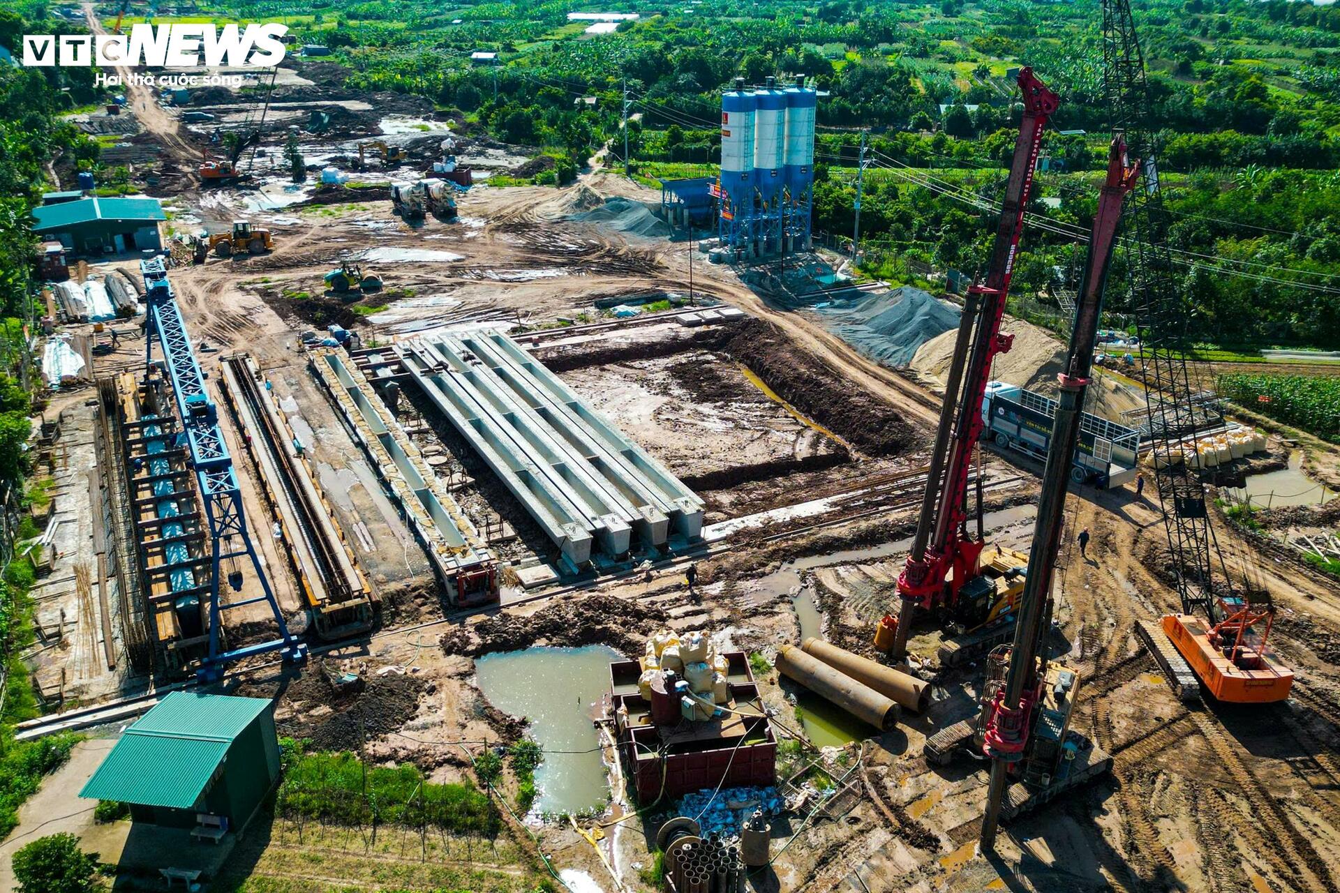 Toàn cảnh công trường cầu dây văng gần 12.000 tỷ đồng nối Hà Nội và Hưng Yên - Ảnh 9