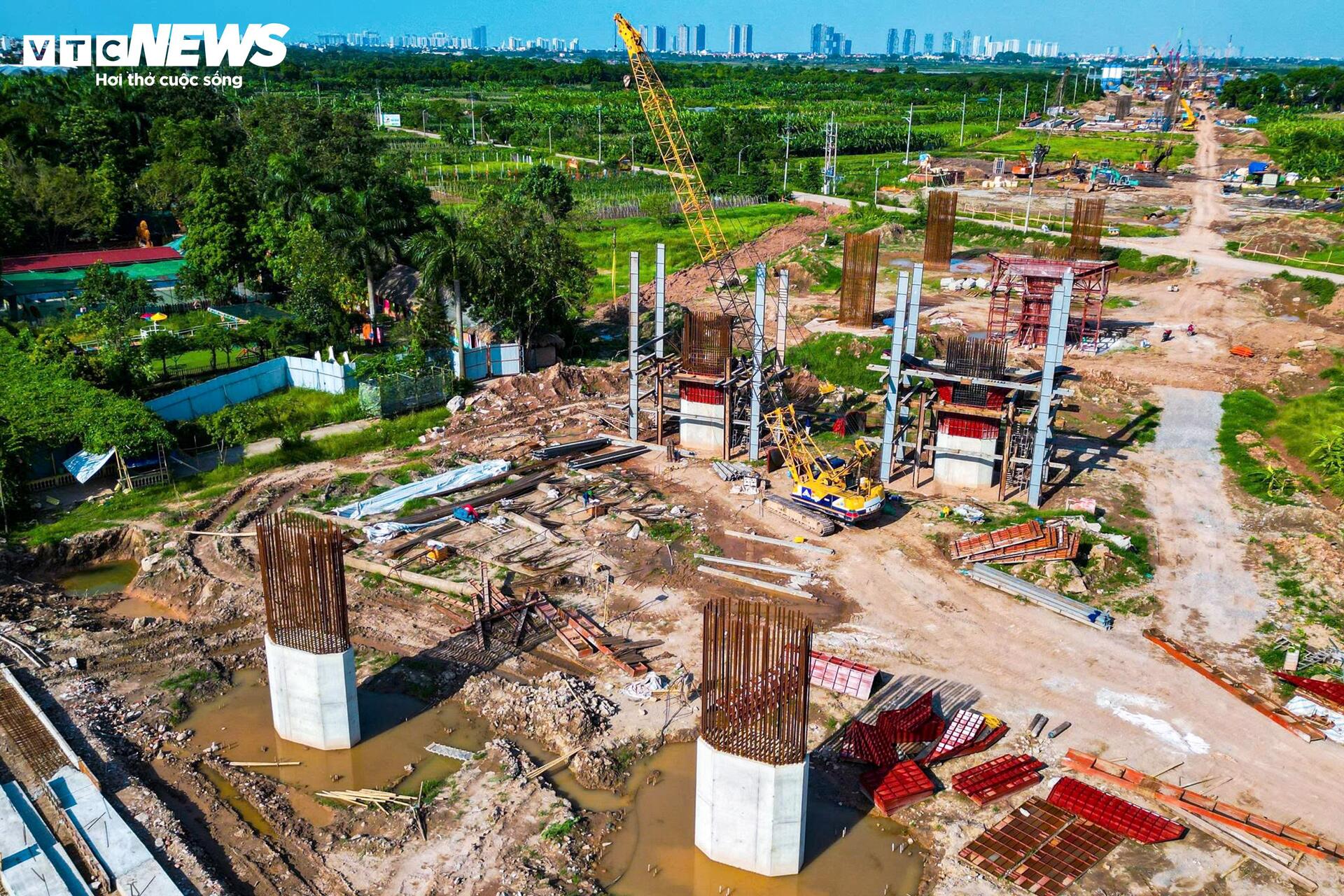 Toàn cảnh công trường cầu dây văng gần 12.000 tỷ đồng nối Hà Nội và Hưng Yên - Ảnh 5