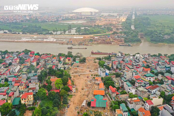 Hình hài đường dẫn cầu Tứ Liên dần hiện rõ bên bờ sông Hồng - Ảnh 1