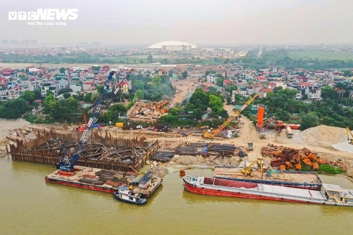 Hình hài đường dẫn cầu Tứ Liên dần hiện rõ bên bờ sông Hồng - Ảnh 17