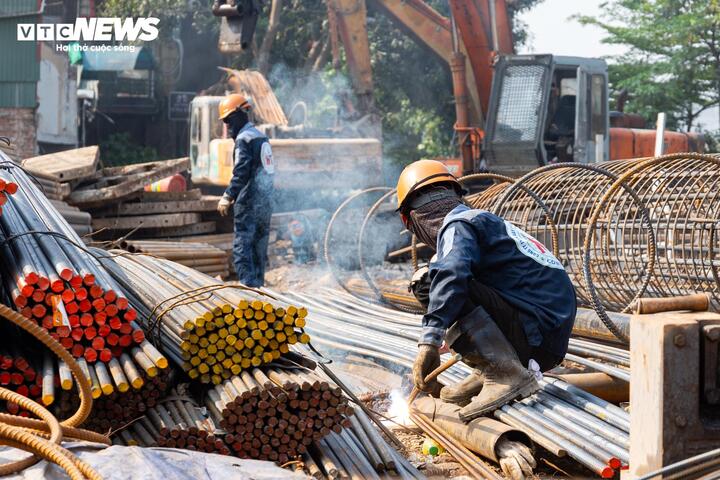 Hình hài đường dẫn cầu Tứ Liên dần hiện rõ bên bờ sông Hồng - Ảnh 14