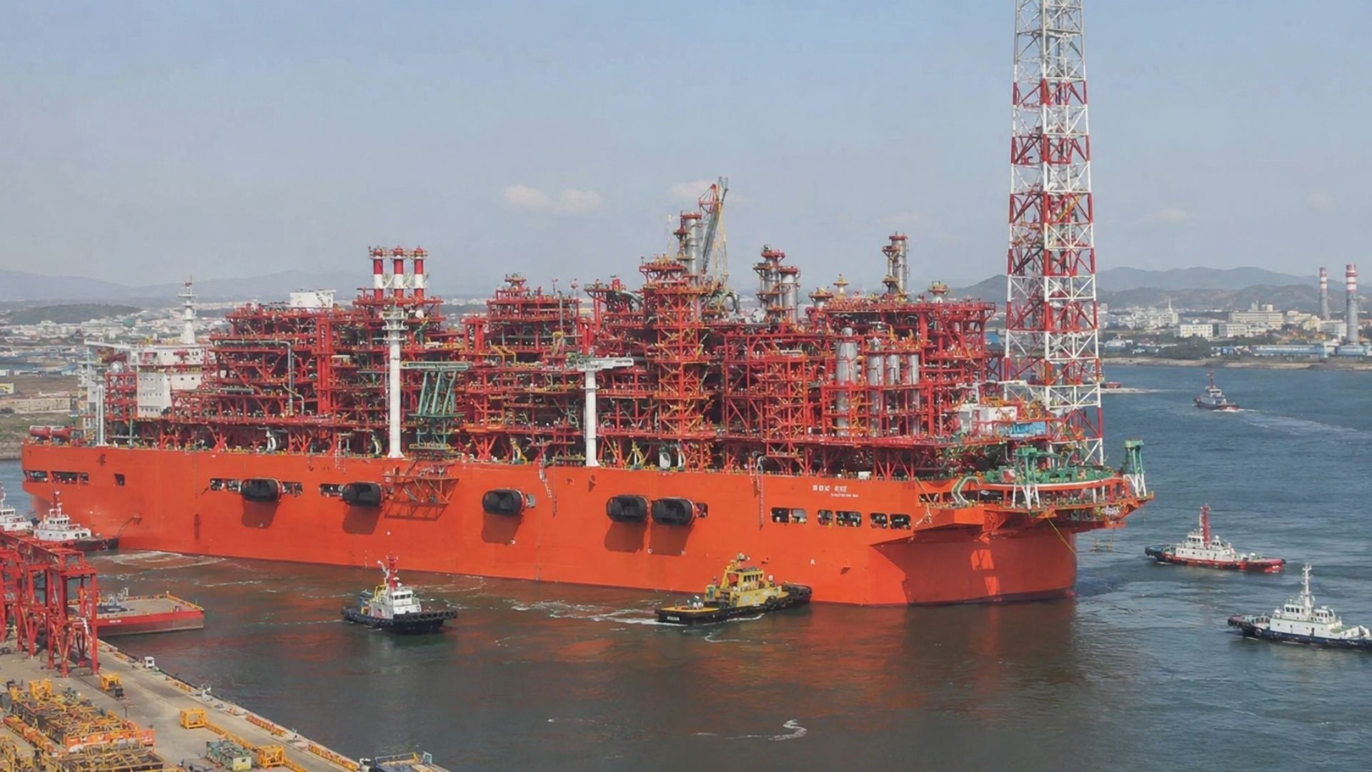 Phát hiện 'nhà máy nổi' dài 376 m rời Trung Quốc đến địa điểm cách xa 12.000 km - cung cấp hơn 2 triệu tấn 'vàng lỏng' mỗi năm - Ảnh 1
