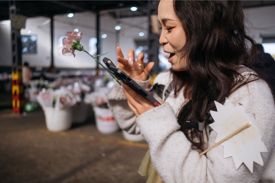 Bên trong chợ hoa lớn nhất châu Á, nơi hàng tỷ cành hoa được vận chuyển khắp thế giới - Ảnh 8