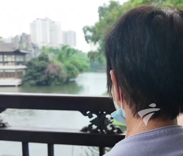 Tưởng được khám bệnh miễn phí, cụ bà bàng hoàng gánh nợ 100.000 nhân dân tệ: Phải làm lao công trả dần - Ảnh 4