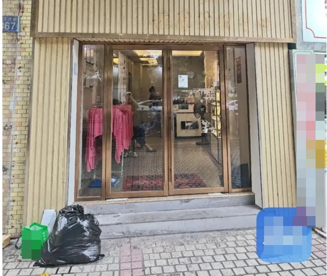 Tưởng được khám bệnh miễn phí, cụ bà bàng hoàng gánh nợ 100.000 nhân dân tệ: Phải làm lao công trả dần - Ảnh 1