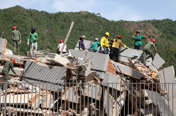 Người đàn ông mất 20 người thân sau thảm họa động đất kép kinh hoàng tại Venezuela - Ảnh 1