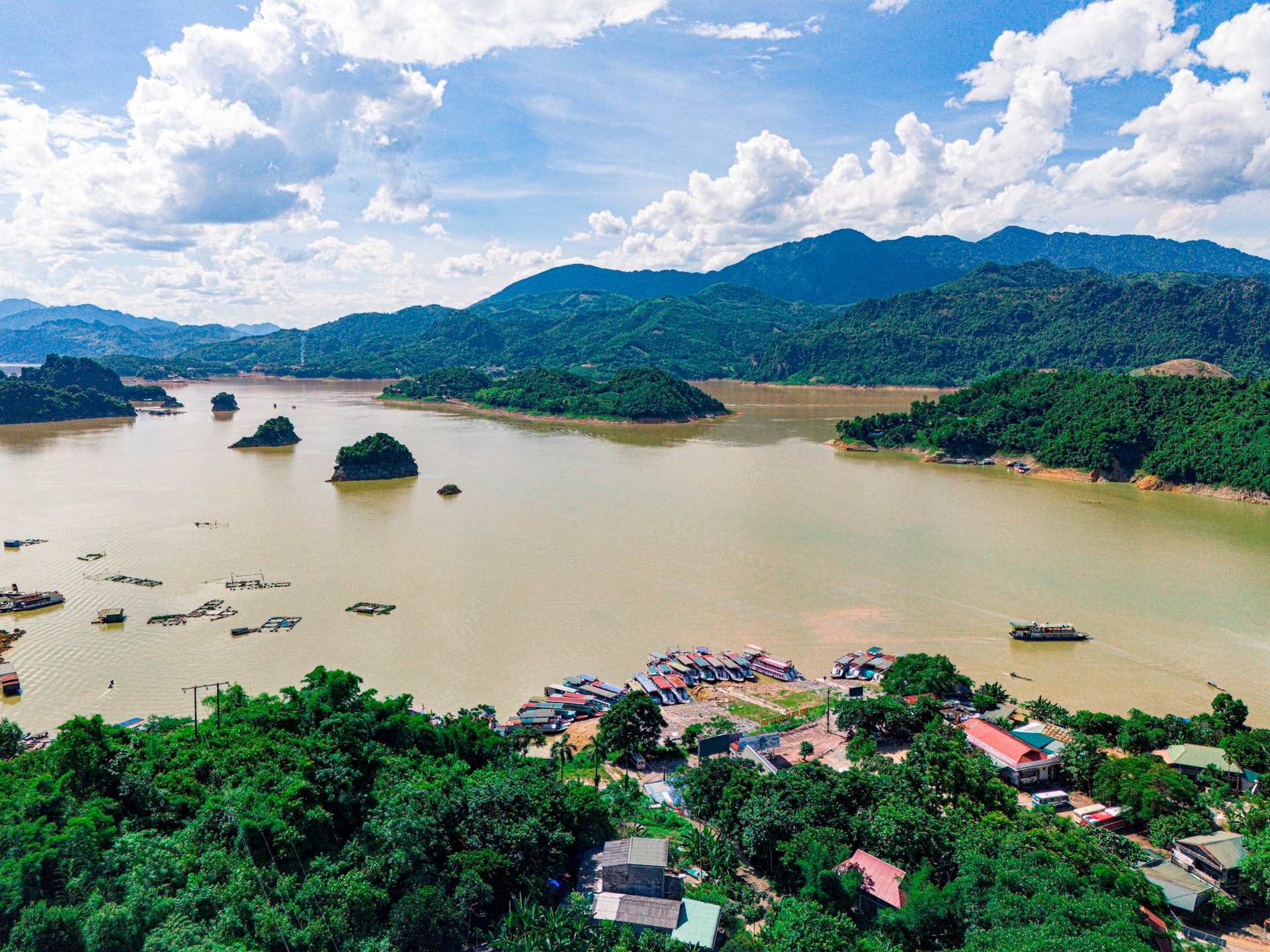 Hồ nước nhân tạo lớn nhất Việt Nam dài lên đến 230 km, có công trình lớn nhất Đông Nam Á thế kỷ 20...được quy hoạch khu du lịch 52.200ha, được ông lớn SunGroup "để mắt" đến - Ảnh 1