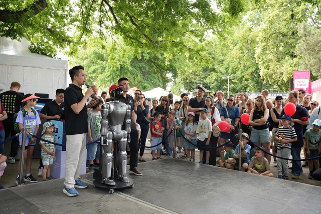 Robot hình người của Vingroup lần đầu ra mắt thế giới: Có thể làm hướng dẫn viên, hỗ trợ an ninh và việc nhà - Ảnh 3