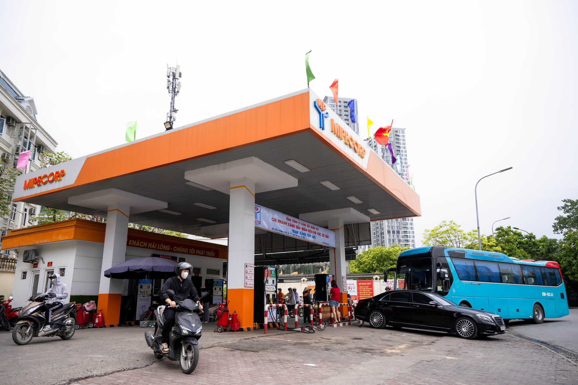 Vòng quanh Hà Nội và TP.HCM: Loạt cây xăng vẫn bán song song xăng E5 cùng E10 - Ảnh 12