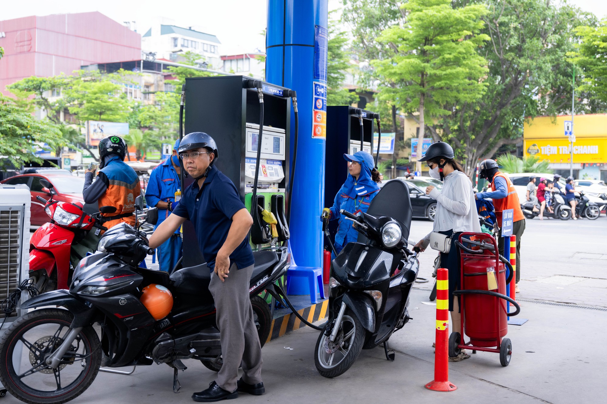 Vòng quanh Hà Nội và TP.HCM: Loạt cây xăng vẫn bán song song xăng E5 cùng E10 - Ảnh 9