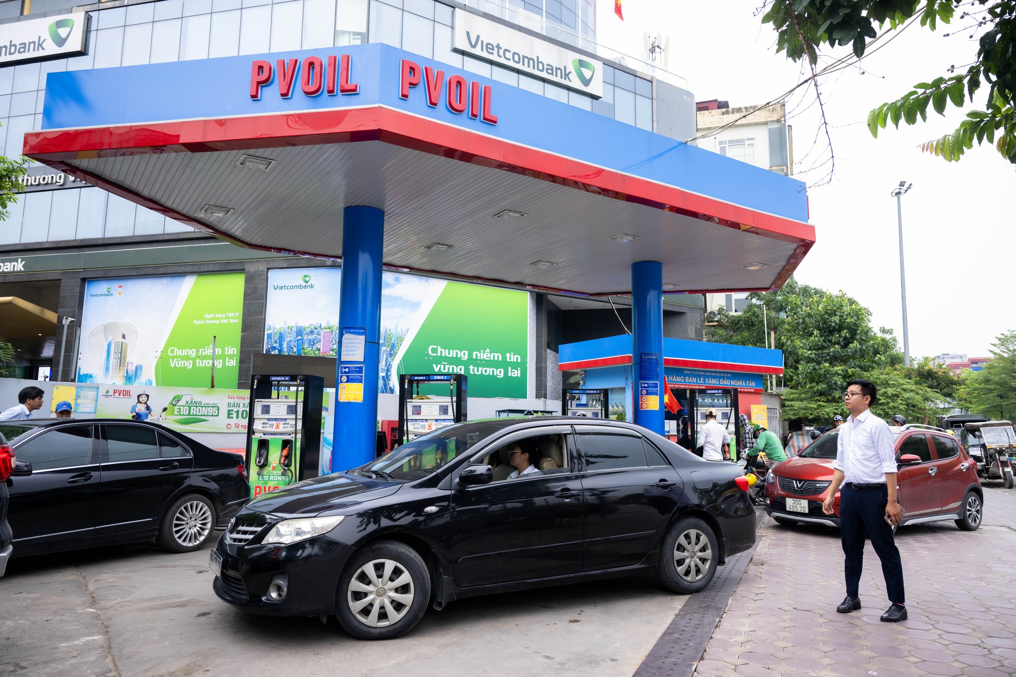 Vòng quanh Hà Nội và TP.HCM: Loạt cây xăng vẫn bán song song xăng E5 cùng E10 - Ảnh 7