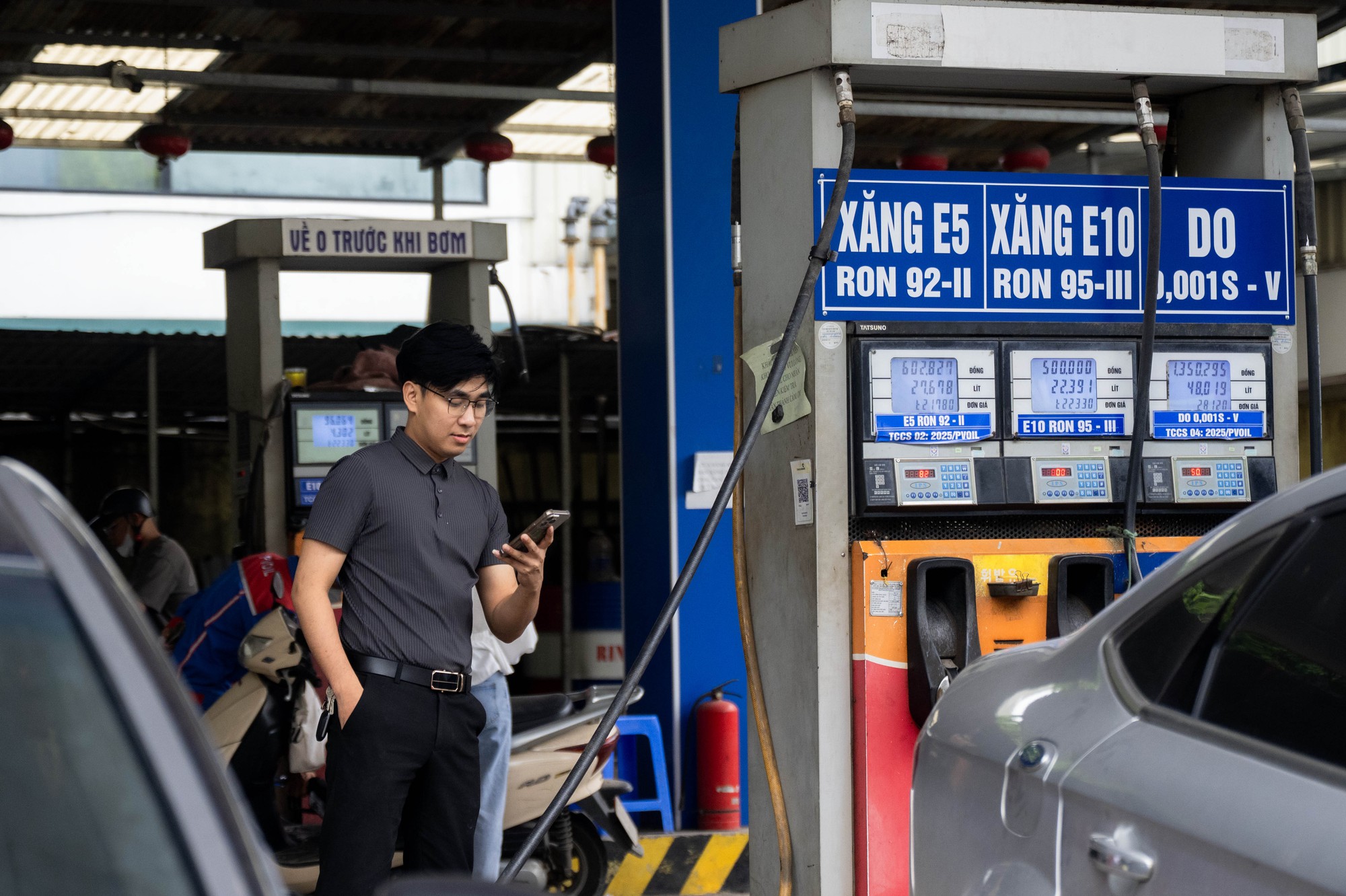 Vòng quanh Hà Nội và TP.HCM: Loạt cây xăng vẫn bán song song xăng E5 cùng E10 - Ảnh 14