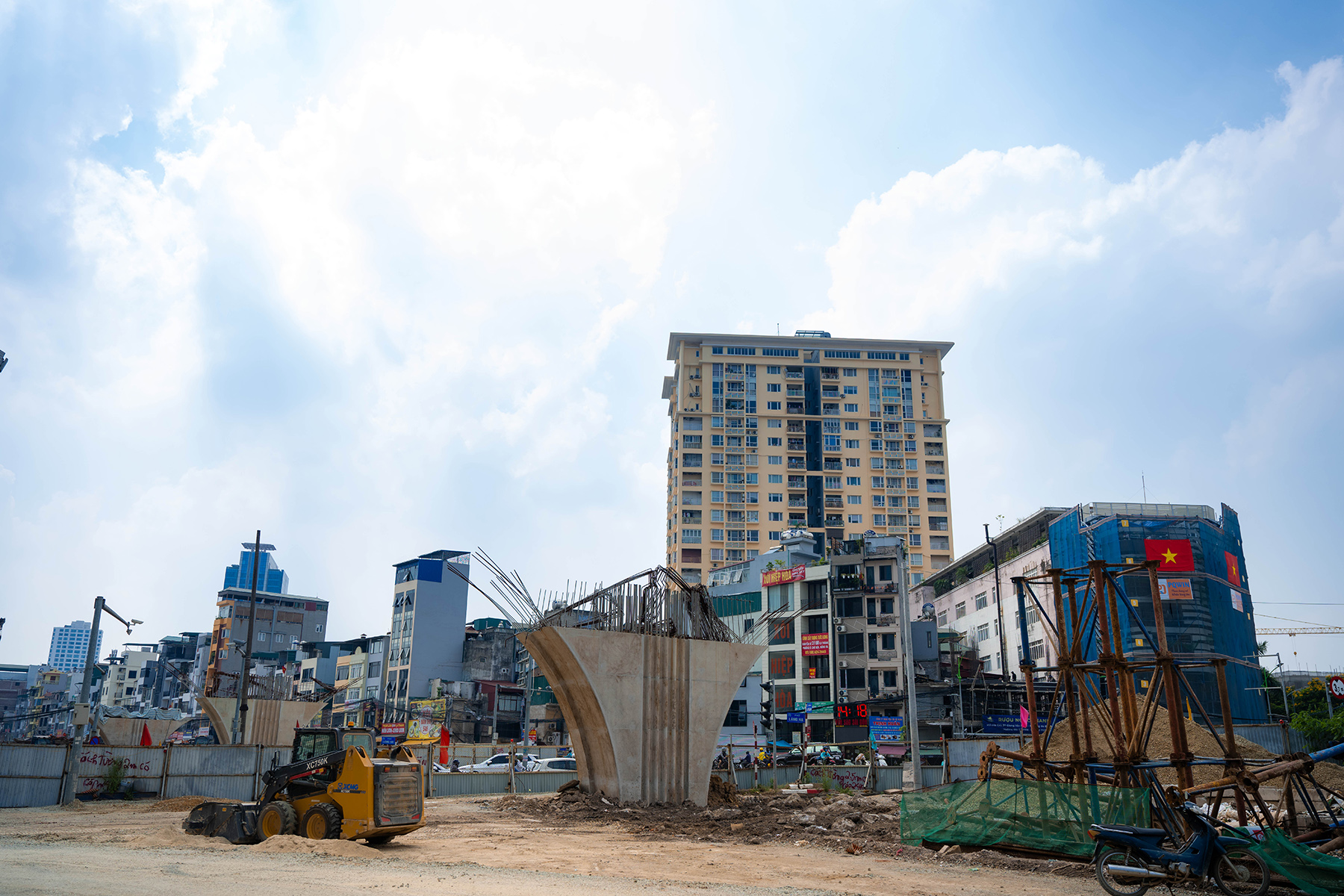 Hà Nội: Diện mạo bất ngờ trên tuyến vành đai 1 Hoàng Cầu - Voi Phục những ngày đầu tháng 6 - Ảnh 17