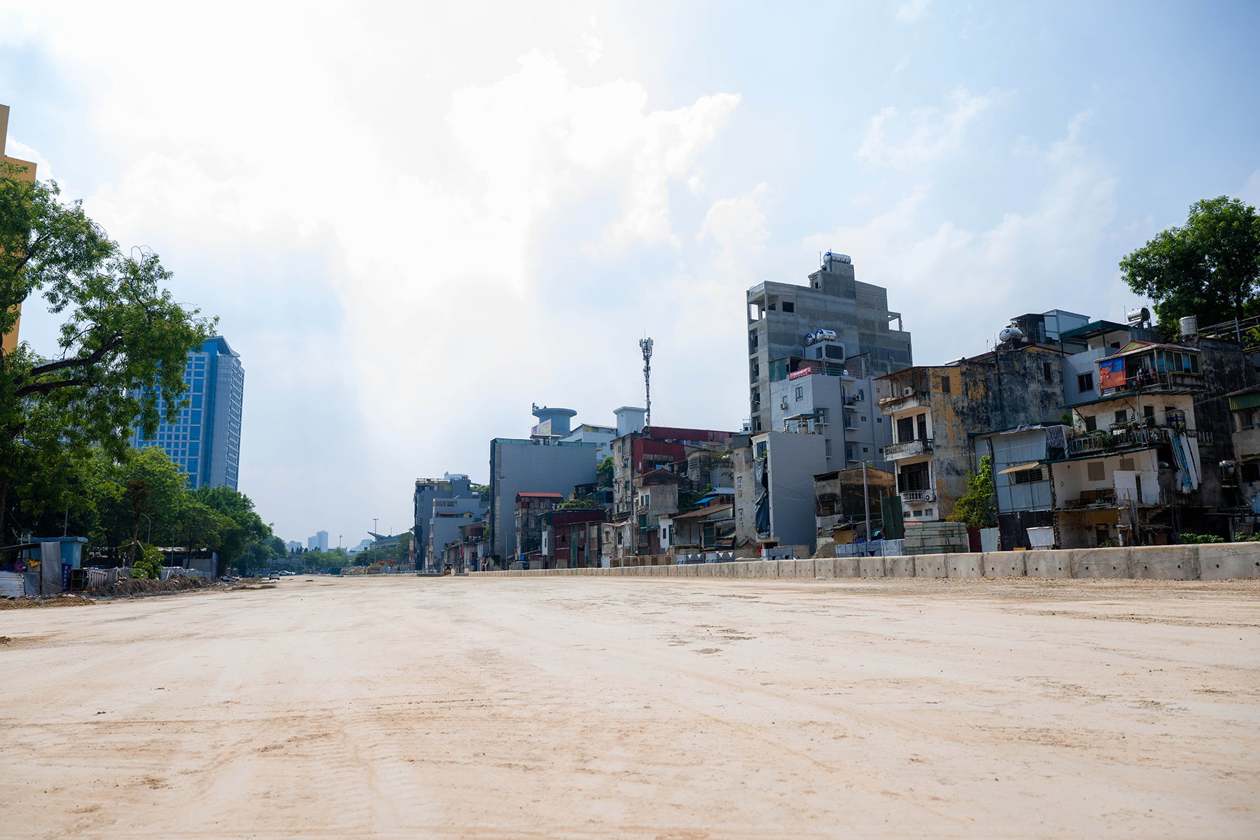 Hà Nội: Diện mạo bất ngờ trên tuyến vành đai 1 Hoàng Cầu - Voi Phục những ngày đầu tháng 6 - Ảnh 7