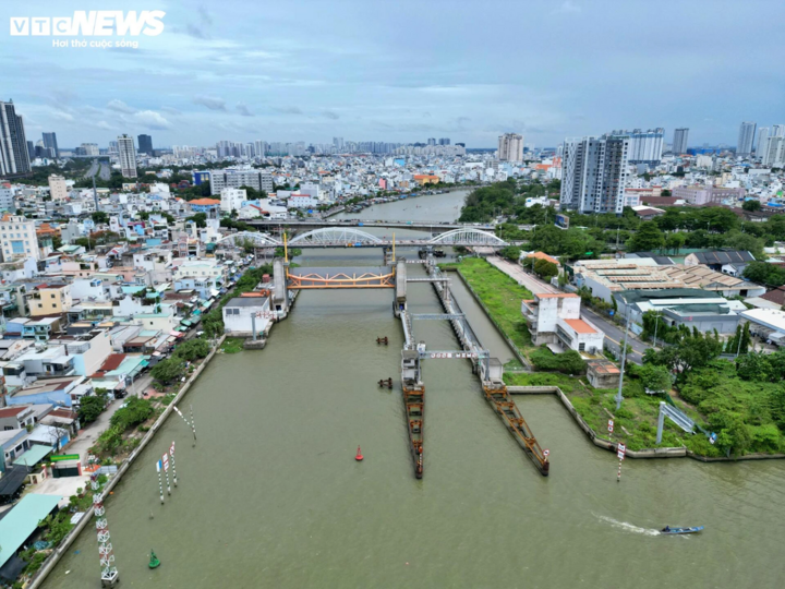Chủ tịch TP.HCM: Sẽ biến những dự án ngủ quên thành nhà máy, công trình hiện đại - Ảnh 2