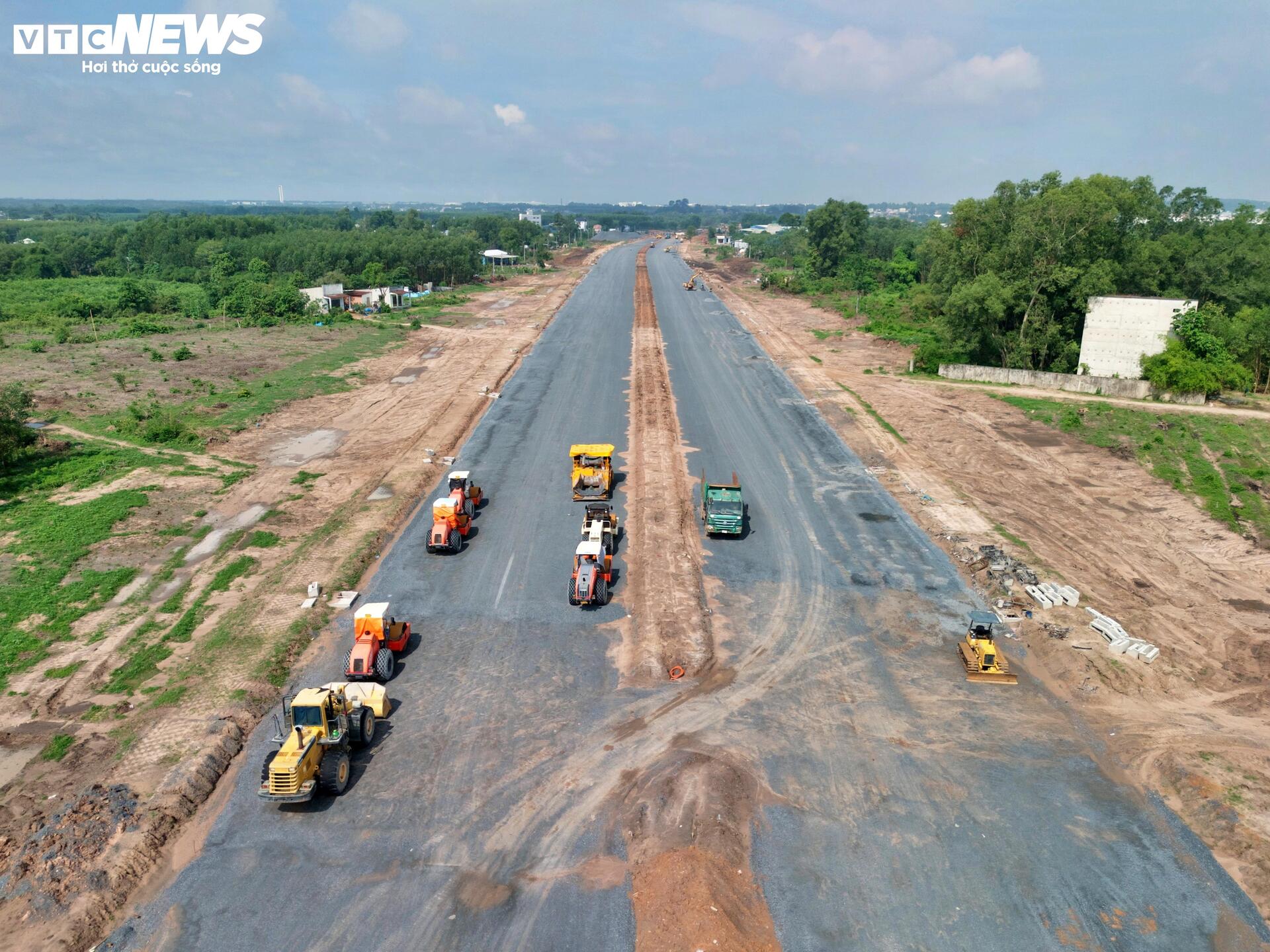Tấp nập thi công đường huyết mạch kết nối sân bay Long Thành - Ảnh 8