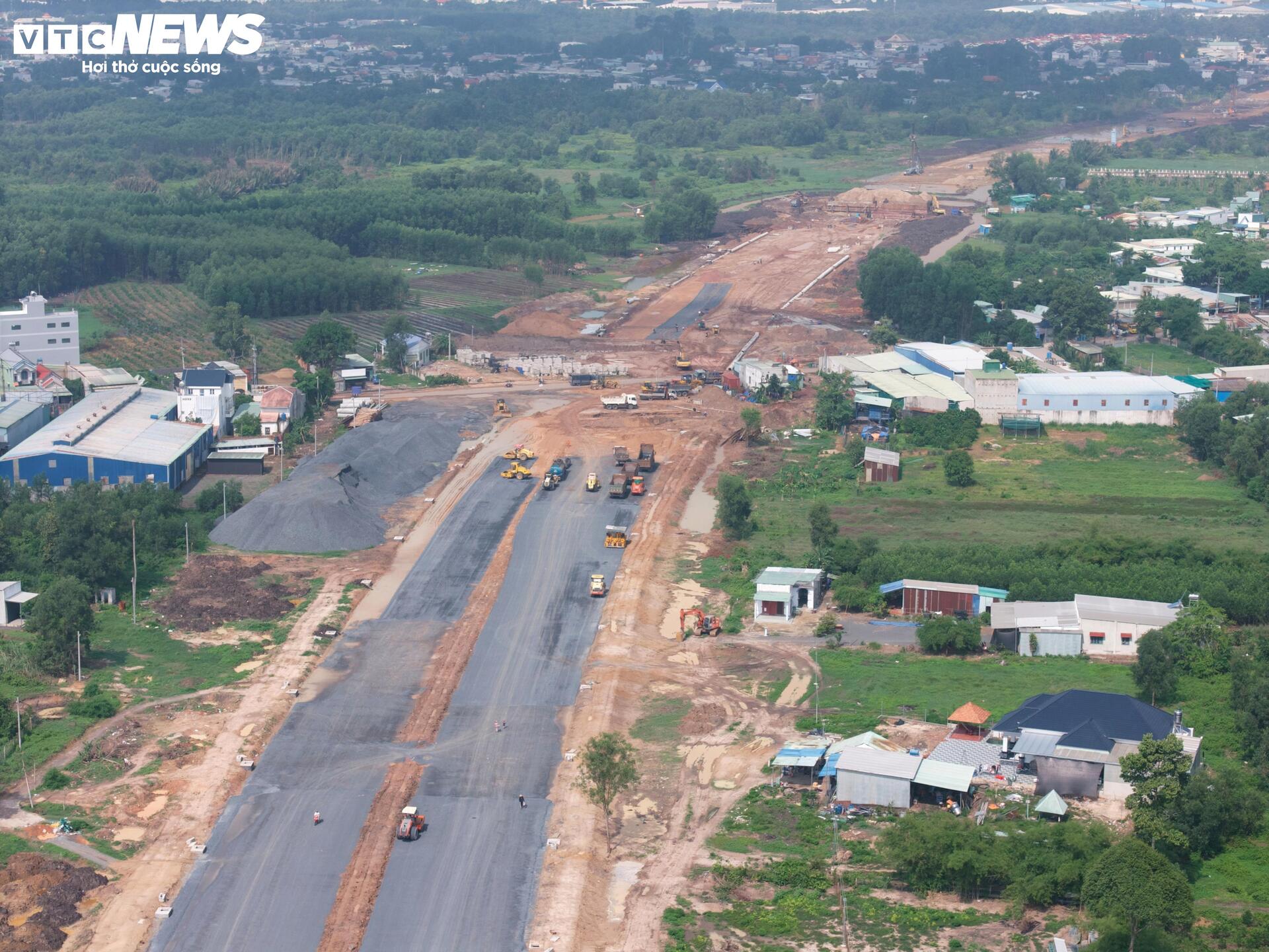 Tấp nập thi công đường huyết mạch kết nối sân bay Long Thành - Ảnh 9