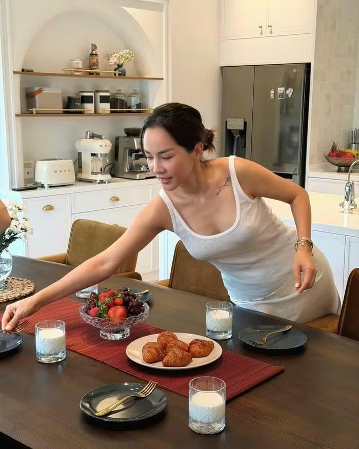 Nam nghệ sĩ lấy vợ là con gái đại gia miền Tây: Bỏ penthouse thành phố về ngoại ô xây biệt thự 500m², chill quên lối về - Ảnh 7