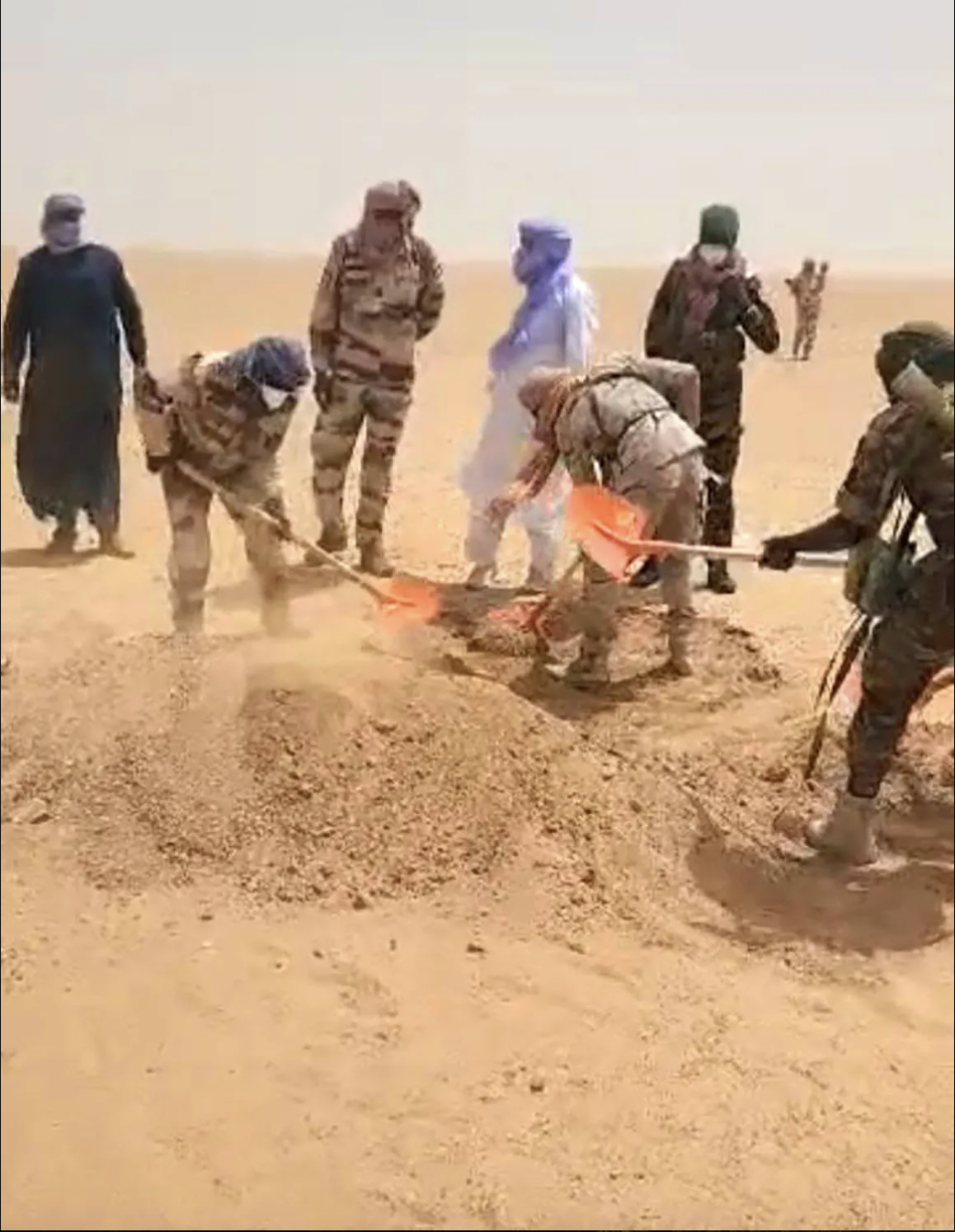 Ám ảnh hiện trường vụ hỏng xe giữa sa mạc Sahara: 49 người tử vong vì khát nước, 2 người sống sót thần kỳ nhờ đi bộ 48km - Ảnh 4