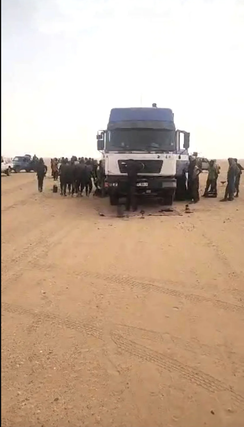 Ám ảnh hiện trường vụ hỏng xe giữa sa mạc Sahara: 49 người tử vong vì khát nước, 2 người sống sót thần kỳ nhờ đi bộ 48km - Ảnh 5