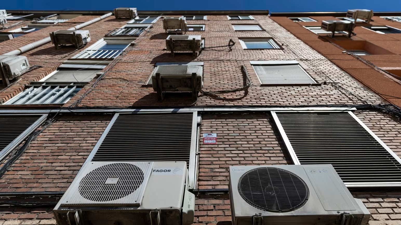 Nắng nóng 40°C buộc châu Âu làm điều họ từng né tránh suốt nhiều thập kỷ - Ảnh 1