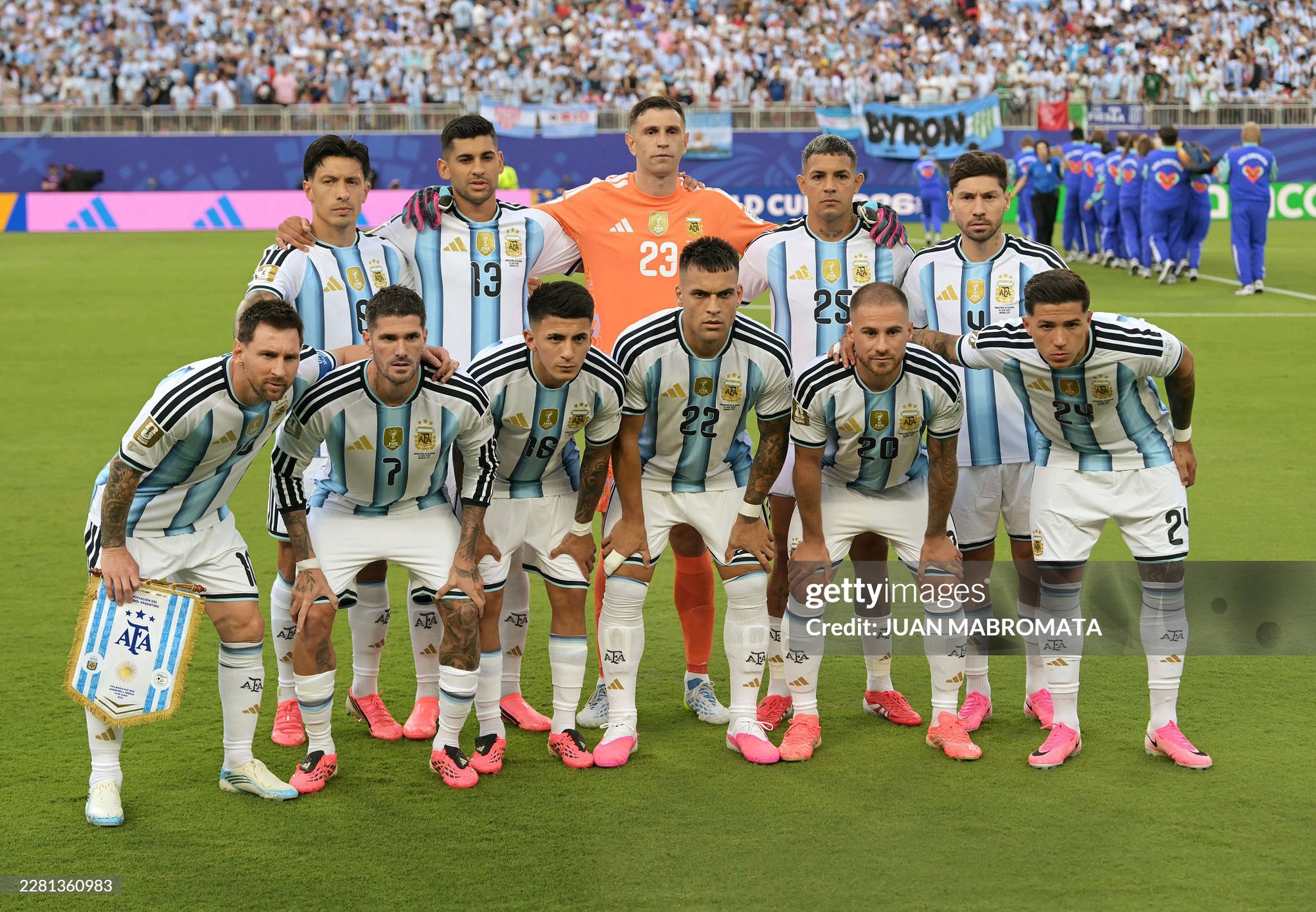 Messi không mang giày màu hồng giống phần đông cầu thủ Argentina tại World Cup 2026, ẩn ý đằng sau là gì? - Ảnh 1