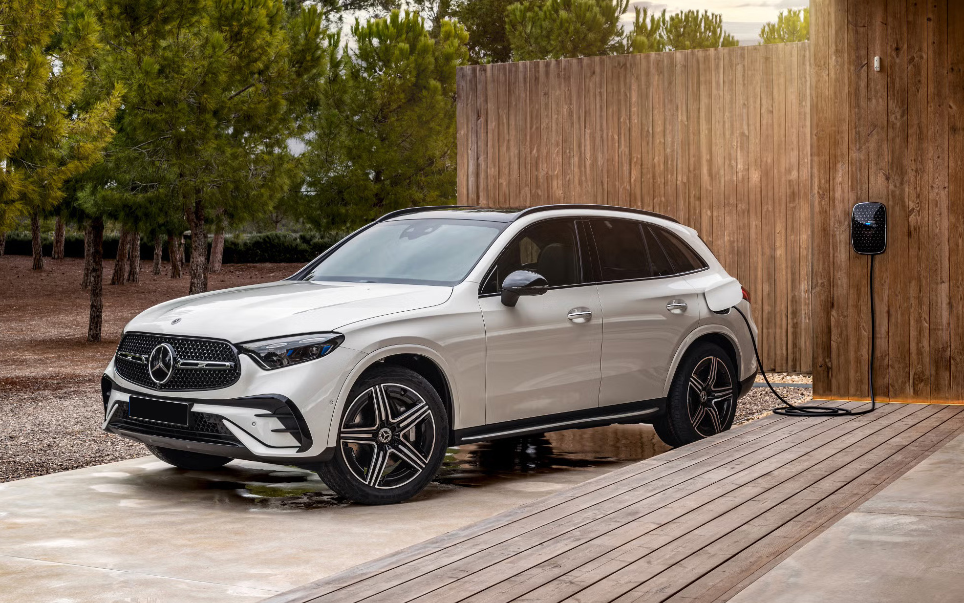 Mercedes-Benz GLC sắp lần đầu có bản PHEV tại Việt Nam: Giá dự kiến hơn 3 tỷ đồng, hết xăng vẫn chạy được hơn 100km, thêm cạnh tranh X3, Q5 - Ảnh 1