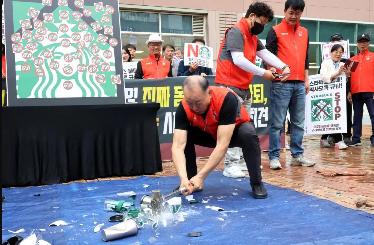 Starbucks bị tẩy chay, khách hàng đập cốc, đòi hoàn tiền - Ảnh 2