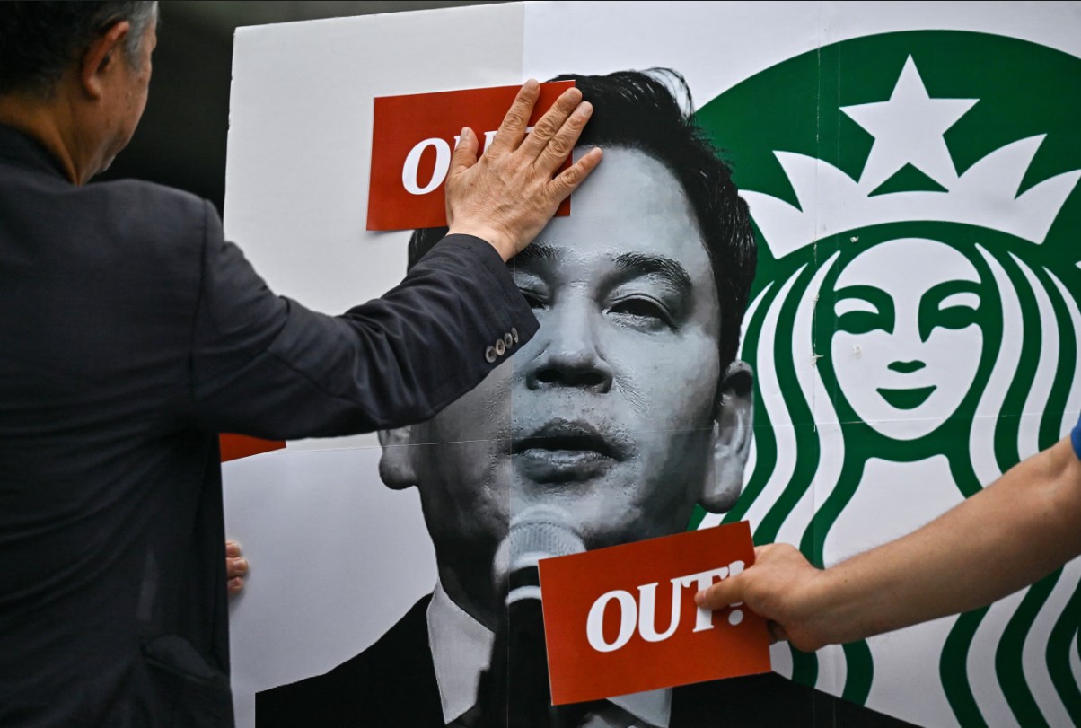 Starbucks bị tẩy chay, khách hàng đập cốc, đòi hoàn tiền - Ảnh 1