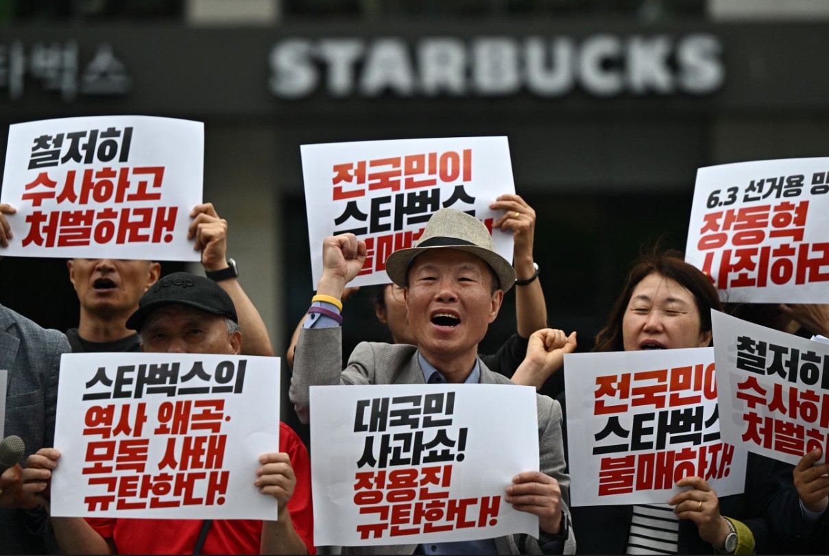 Starbucks bị tẩy chay, khách hàng đập cốc, đòi hoàn tiền - Ảnh 3