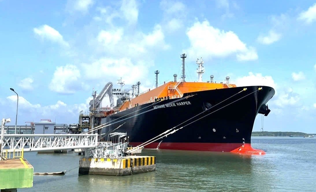 Tàu LNG khổng lồ từ Canada cập cảng Thị Vải, đưa 73.000 tấn nhiên liệu về Việt Nam - Ảnh 1