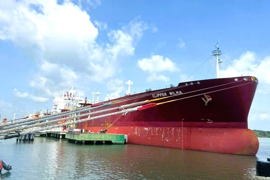 Tàu LNG khổng lồ từ Canada cập cảng Thị Vải, đưa 73.000 tấn nhiên liệu về Việt Nam - Ảnh 2