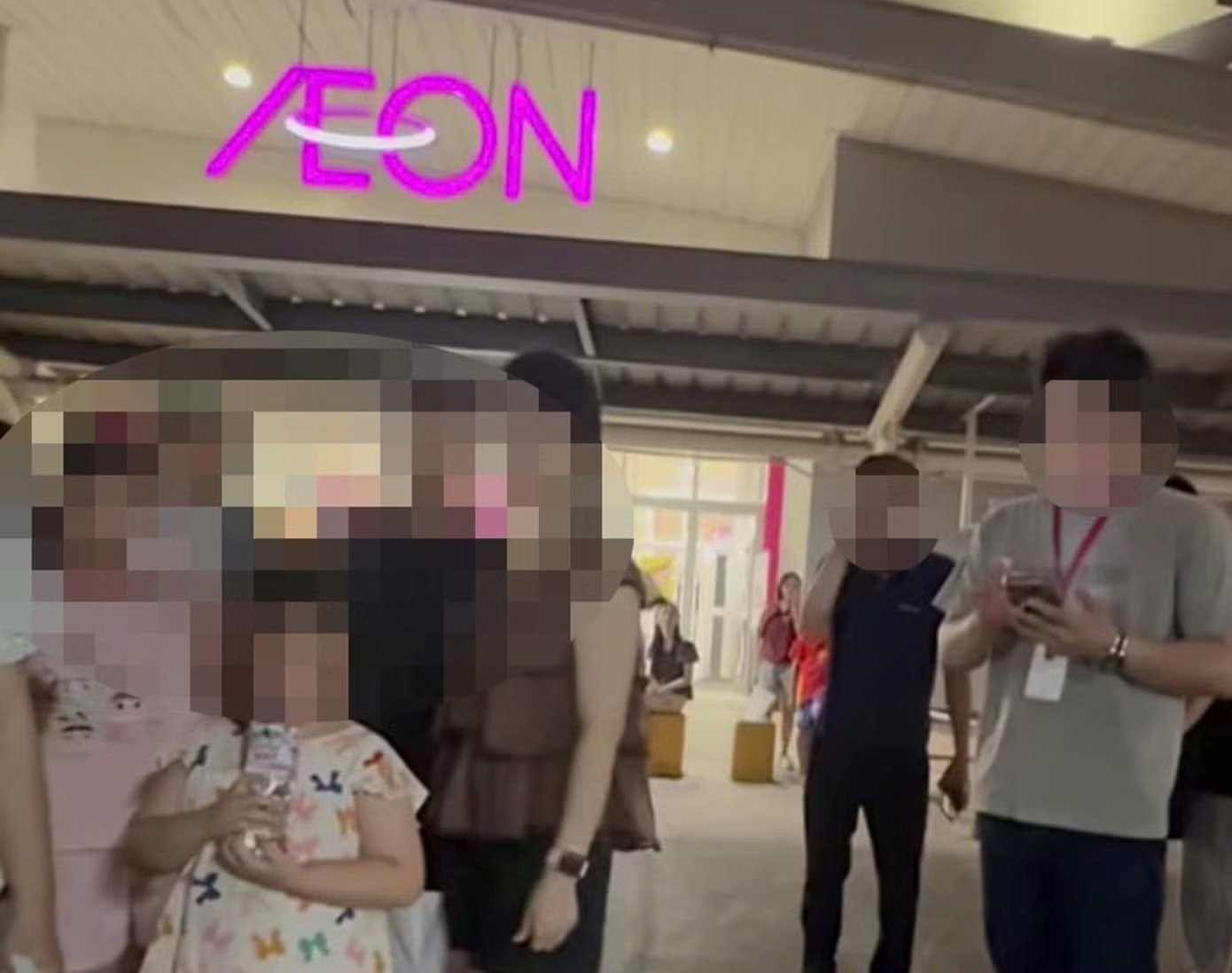 AEON MALL Long Biên lên tiếng vụ người phụ nữ tố bị quy chụp "ăn cắp đồ" - Ảnh 1