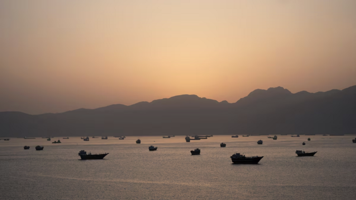 Mở chiến dịch sơ tán 11.000 thủy thủ mắc kẹt tại eo biển Hormuz - Ảnh 1